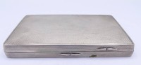 Auktion 500015 / Los  <br>kleines Zigarettenetui Silber geprüft innen vergoldet 56,7 g B. 7,9 cm T, 5,3 cm H. 1,1 cm