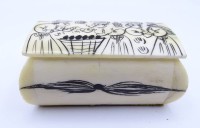 Auktion  / Los  <br>kleines Behältnis aus Bein bemalt B. 5 cm H. 3 cm T. 3,5 cm