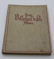 Auktion 340 / Los 3029 <br>Neues Wilhelm Busch-Album, innen Widmung von 1933, Altersspuren