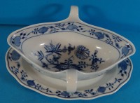 Auktion 369<br>Sauciere "Meissen" Zweibelmuster, Schwerter durchschliffen, H-10cm L-25cm
