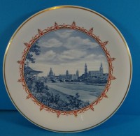 Auktion 369<br>gr. Wandteller "Meissen" Aquatinta Ansicht von Dresden, Schwerter mehrfach durchschliffen, D-31 cm