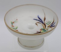 Auktion 340 / Los 10055 <br>Tafelaufsatz, Milchglas um 1900, florale Bemalung, Goldrand berieben, H-12,5cm D-21,5cm.
