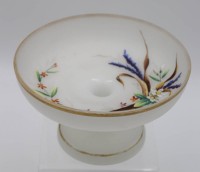 Los 10055 <br>Tafelaufsatz, Milchglas um 1900, florale Bemalung, Goldrand berieben, H-12,5cm D-21,5cm.