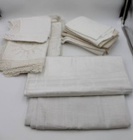 Auktion  / Los 13002 <br>Konvolut div. altes Leinen, 8x Handtücher, 2 kl. Tischdecken, 2x gr. Tischdecken, Leinenstück