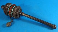 Los 15563 <br>Tibetanische Gebetsmühle, versilbert, innen Gebetsbüchlein, L-21 cm