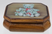 Los 16051 <br>Kasten mit Spieluhr, Sankyo, Deckel mit Teddymotiv, Für Elise, H-6cm B-15,5cm T-11cm.
