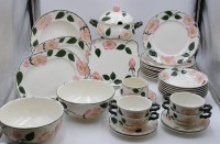 Auktion 340 / Los 9048 <br>31 Speiseservice-Teile, Villeroy &amp; Boch, Wildrose,  Deckelterrine, 2x Gemüseschalen, 2x ovale Platten, eckige Platte, Sauciere, gr. tiefer Teller, 8x flache Teller, 8x tiefe Teller, 4x Suppentassen mit U.T.