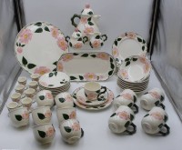 Los 9049 <br>50 Kaffee-Serviceteile, Villeroy &amp; Boch, Wildrose, Kaffeekern, Tortenplatte, Kuchenplatte, 8x Kuchenteller (1x Chip), 4x Kaffeebecher, 8x Kaffeetassen mit U.T., 8x Müslischalen, 8x Eierbecher, Kanne H-23cm Tassen H-7cm.