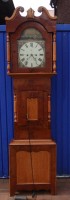 Auktion 375<br>englische Standuhr um 1820 in Holzgeh&auml;use, Metall-Ziffernblatt bemalt, Altersspuren, Werk l&auml;uft, H-228 cm, B-59 cm, T-24 cm