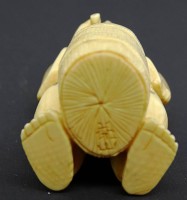 Auktion 340 / Los 15568 <br>kleine Figur aus Bein China bemalt Bauer mit Pfeife Signiert im Boden B. 3 cm H. 5,5 cm