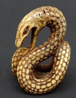 Los 15569 <br>kleine Königskobra aus Bein anspruchsvoll verziert H. 4 cm