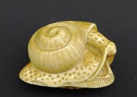 Los 15570 <br>Netsuke aus Bein  in Form eine Schnecke anspruchsvoll verziert B. 5 cm H. 3,5 cm