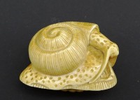 Auktion 340 / Los 15570 <br>Netsuke aus Bein  in Form eine Schnecke anspruchsvoll verziert B. 5 cm H. 3,5 cm