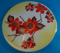 Auktion 500014 / Los  <br>gr. Keramik Tortenboden mit floralen Dekor, D-31 cm