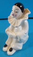 Auktion 500014 / Los  <br>sitzender Pierrot  "Tastesetter Sigma" Keramik, H-13 cm