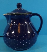 Auktion 500014 / Los  <br>Rahmkrug mit Deckel "Villeroy&amp;Boch", Rand mit Glasurabplatzer, Tülle minim. Chips
