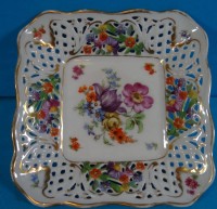 Auktion 500014 / Los  <br>kl. Schälchen "Schumann" Blumendekor, Goldrand berieben, H-3 cm, 14x14 cm
