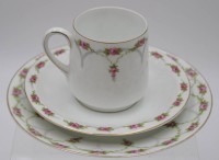 Auktion 500014 / Los  <br>3tlg. Gedeck mit Rosendekor, um 1920, Thomas, Kuchenteller bestossen, Tasse H-7cm.