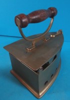 Auktion 500014 / Los  <br>gr. Messing-Kohlebügeleisen, Deko, H-17 cm, L-18 cm