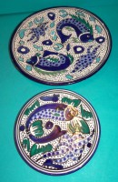 Auktion 500014 / Los  <br>grosser und kleiner Fayence Keramikteller, mit Fischdekor, D-27 und 18 cm