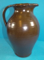 Auktion 500014 / Los  <br>brauner Keramik-Henkelkrug, H-24 cm
