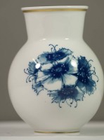 Vase, Meißen, Schwertermarke, blaue Blume, 1. Wahl, H-12,5cm.
