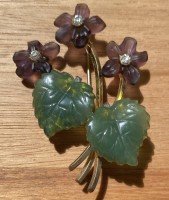 Auktion 500014 / Los  <br>Double Brosche mit Jade-Blättern, H-5 cm