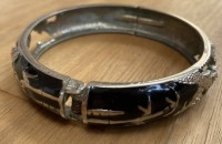 Auktion 370<br>Armreif mit Klappscharnier, durchbrochen und emailliert, versilbert