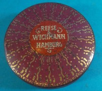 Auktion 500015 / Los  <br>runde Blech-Deckeldose mit Hamburg-Wappen "Reese&amp;Wichmann" Schokoladenfarbik am Südkanal, H-3 cm, D-8 cm