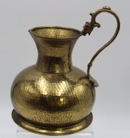 Auktion 500014 / Los  <br>Henkelkanne, Messing, Hammerschlagdekor, neuzeitl., H-23,5cm.