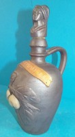 Auktion 500014 / Los  <br>Keramikflasche "Calvados" beschriftet, figürl. Korken, Turgis-Handmade in Boden, H-21 cm, ca. 0,5L