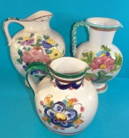 Auktion 500014 / Los  <br>3x Fayence-Krüge mit Blumenbemalung, 1x Rand geklebt und feiner Altriss, H-von 22 bis 30 cm