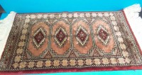 Auktion 500014 / Los  <br>kl. Orient-Teppich, wohl Seidenflor?, 58x32 cm, ohne Fransen gemessen, Kommodendecke?