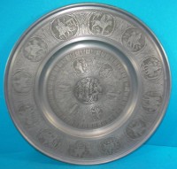 Auktion 500014 / Los  <br>grosse Zinn-Platte "Berendsohn" Engelmarke, D-40 cm