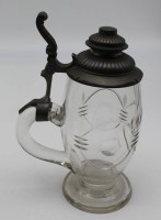 Auktion 340 / Los 10075 <br>alter Glas-Bierkreug auf Stand mit Zinndeckel, beschliffen, H-21 cm