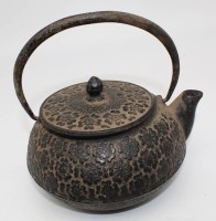 Auktion 340<br>schwere gusseiserne Teekanne mit Blütenrelief, China, Alter?, H-mit Henkel ca. 15 cm