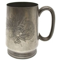 Auktion 340<br>alter Bierkrug mit Drachendekor "Huikee Pewter Swatow" in Boden gemarkt,  H-13 cm