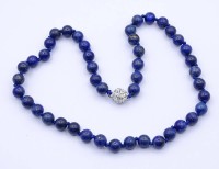 Auktion 341 / Los 1016 <br>Lapislazuli Halskette mit Magnetverschluss, L. 46cm, 47g.