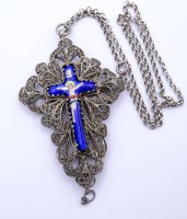Los 1020 <br>Gr.Filigranes Brustkreuz an Kette, mittig Emailliertes Kreuz, Silber gepr., Kette L. 48cm, Kreuz 8x5,5cm, zus.24g.