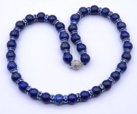 Los 1029 <br>Lapislazuli Halskette mit Strass Zwischenelemente, Magnetverschluss, L. 47,5cm, 81g.