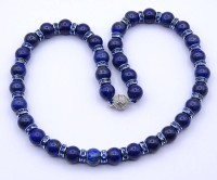 Auktion 341 / Los 1029 <br>Lapislazuli Halskette mit Strass Zwischenelemente, Magnetverschluss, L. 47,5cm, 81g.