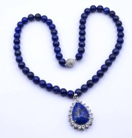 Auktion 341 / Los 1030 <br>Lapislazuli Halskette mit Anhänger, Magnetverschluss, L. 49,5cm