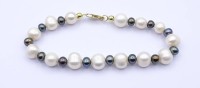 Auktion 341 / Los 1035 <br>Perlen Armband mit einer 750er GG Schließe, L. 22,5cm, 22g.