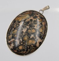 Los 1044 <br>Anhänger, Leoparden-Jaspis, 925er Silberfassung, 5 x 3,2cm.