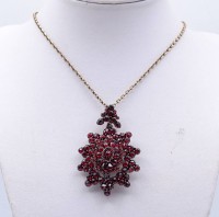 Los 1045 <br>Antiker Granat Anhänger an Kette, Böhmen um 1890, vollständig, Anhänger 5,4x3,5cm, Kette L. 48cm