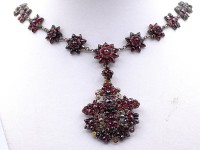 Los 1046 <br>Antikes Granat Collier,Böhmen um 1890, Silber, wenige Steine fehlen, L. 41cm, 28,1g.