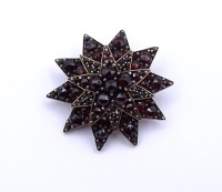 Los 1050 <br>Antike Granat Brosche, Böhmen um 1890, D. 3,1cm