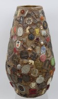 Los 7004 <br>Hohe Vase mit eingearbeiteten Kleinabzeichen, teilweise 3. Reich, ca. H-40cm.