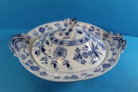Los 8001 <br>gr. ovale Deckelterrine"Meissen" Zwiebelmuster um 1860, Knauf-Schwerter durchschliffen, Griffe mit  kl. Abplatzern , H-14 cm, 33x24 cm