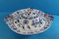 Auktion 341 / Los 8001 <br>gr. ovale Deckelterrine"Meissen" Zwiebelmuster um 1860, Knauf-Schwerter durchschliffen, Griffe mit  kl. Abplatzern , H-14 cm, 33x24 cm